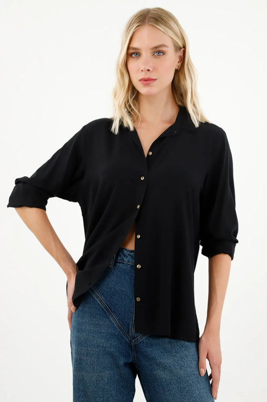 Blusa negra tipo camisera