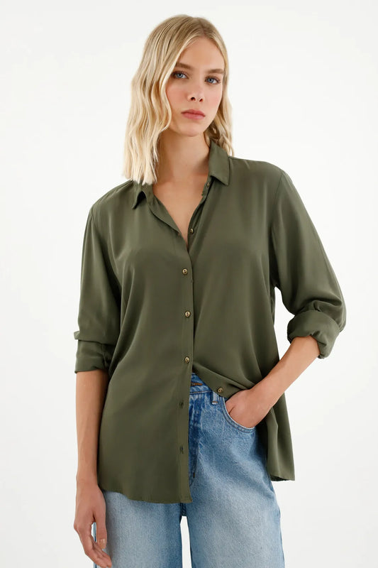 Blusa verde tipo camisera
